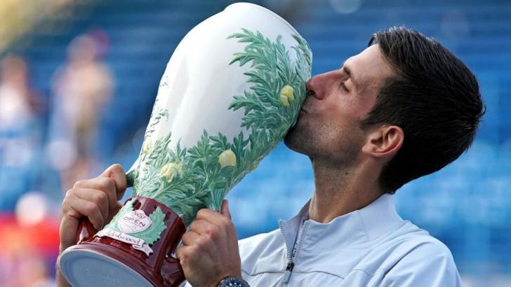https://apostas.betfair.com/djokovic_kissing_trophy.jpg